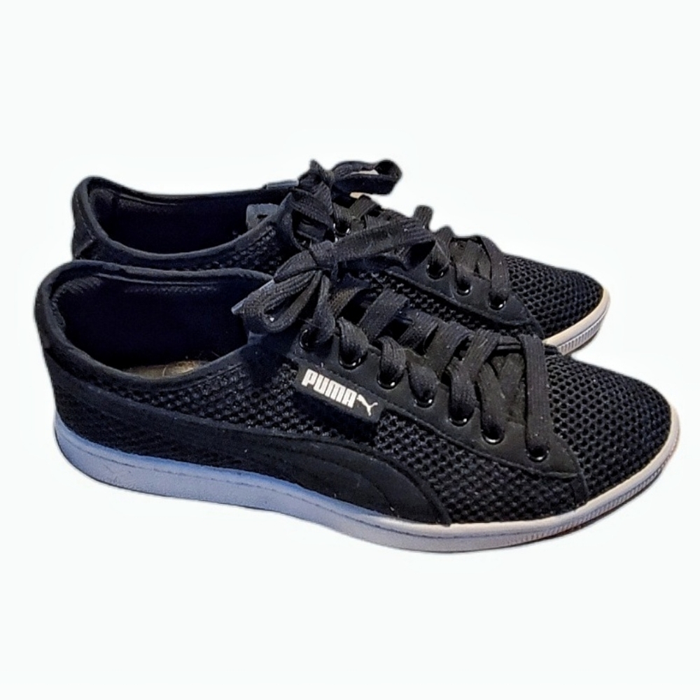 PUMA womens black sneakers Size 7 US.